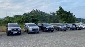 Hal yang Harus Diperhatikan Sebelum Sewa Mobil Online Memesan sewa mobil secara online kini semakin praktis. Berbagai penyedia jasa menawarkan kemudahan pemesanan lewat website atau aplikasi, lengkap dengan pilihan armada yang beragam dan harga yang kompetitif. Namun, kemudahan ini juga harus diimbangi dengan kehati-hatian agar Anda terhindar dari risiko penipuan atau layanan yang mengecewakan. Sebelum memutuskan untuk memesan, ada beberapa hal penting yang wajib Anda perhatikan. Mulai dari legalitas rental, kondisi mobil, hingga keamanan proses pembayaran. Artikel ini akan membahas 5 hal utama yang perlu Anda cek sebelum sewa mobil online, ditambah beberapa tips praktis agar pengalaman sewa Anda berjalan lancar dan aman.